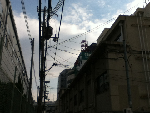 狭くて陰気な路地